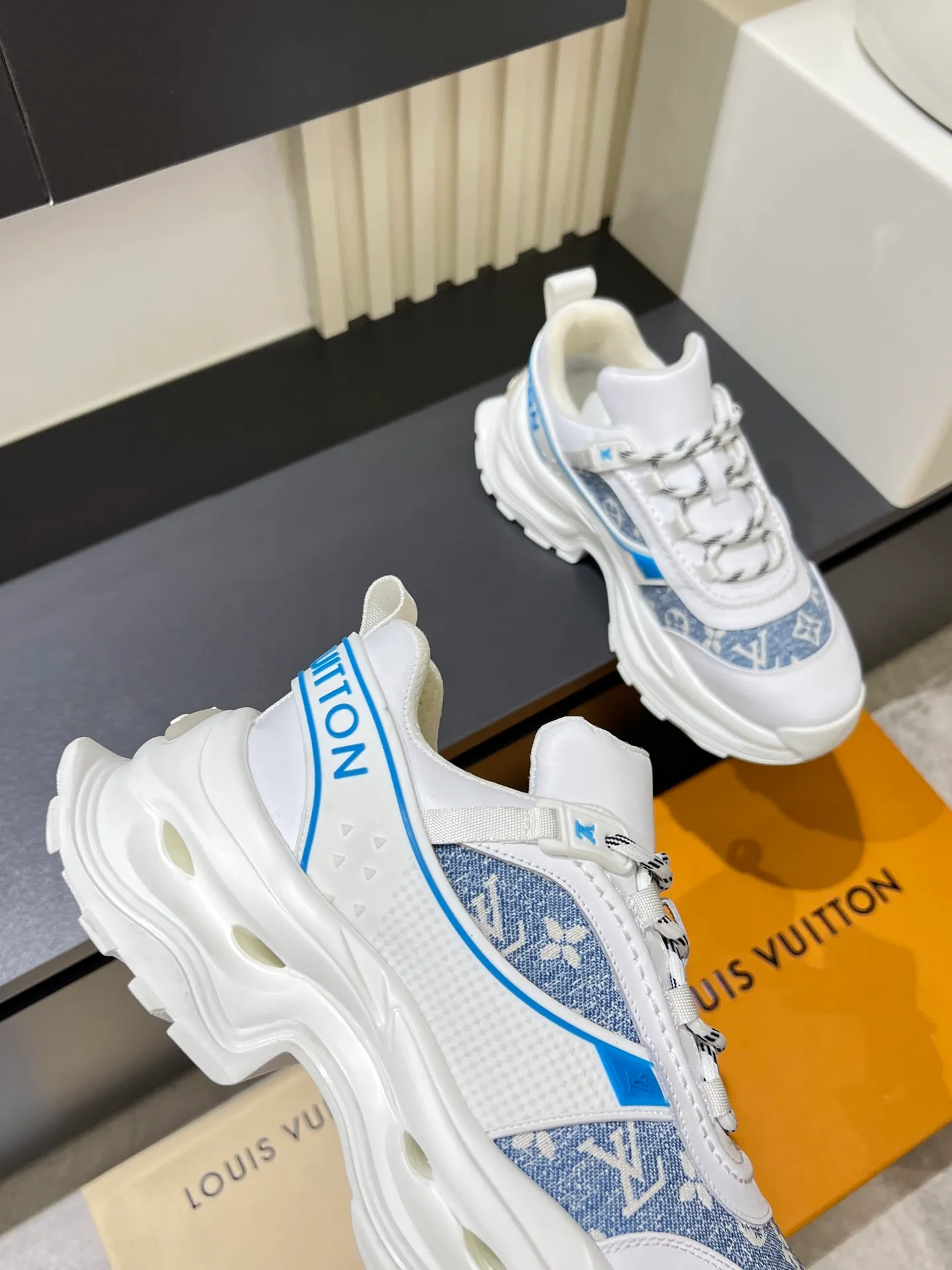 p600 "LOUI* VUITTO*" popular men's casual shoes, genuine development in Italy 💯Purchasing level quality ✔️The upper is made of first-layer cowhide, comfortable and soft sheepskin feet ⚡️ Fashionable and versatile, the toe last shape is firm and full, the soles are made from original LV molds and can be freely entered and exited the counter. Light and comfortable on the feet~Purely handmade, details determine quality! Size:39-44!
